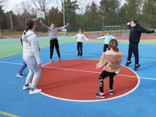 Uczniowie wykonują ćwiczenia Uczniowie wykonują ćwiczenia