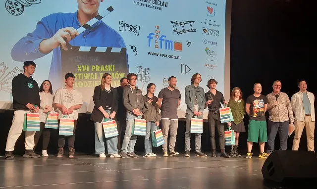 Uczniowie stoją na scenie festiwalu.